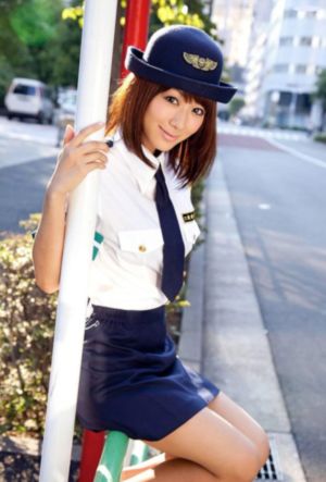 将军掀开她的乳罩揉捏她的胸