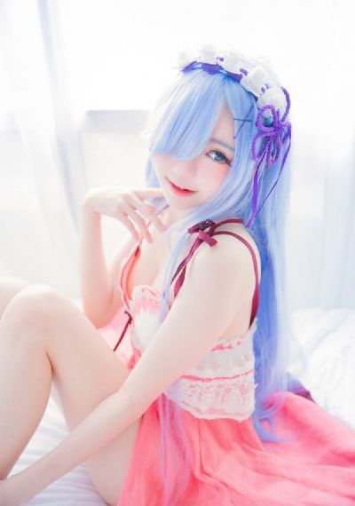 年轻的母亲观看